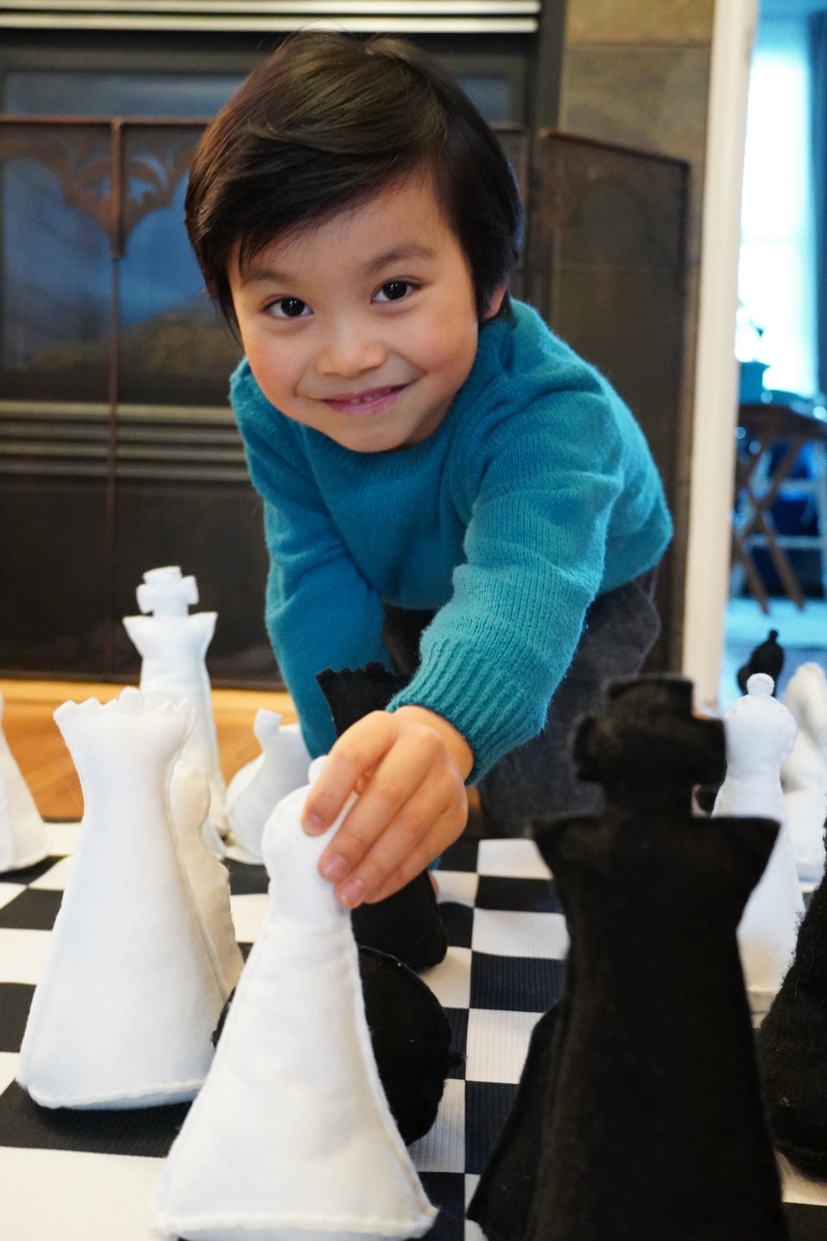 A young Lucas Yao learning over the chessboard